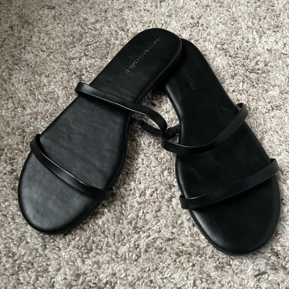 Amazon Essentials Women's Thin Two Strap Sandal Flat Black Size 9
